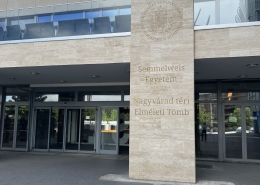 A Semmelweis Egyetem bejárata, ahol 52 évesen újra egyetemista lettem