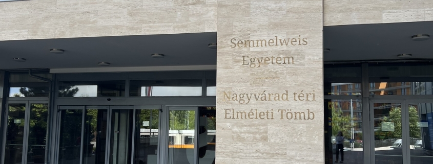 A Semmelweis Egyetem bejárata, ahol 52 évesen újra egyetemista lettem